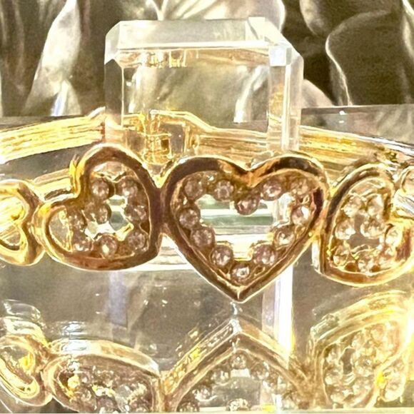 NWOT “ENDLESS HEARTS 💕” FASHION GOLD BANGLE - Picture 2 of 3